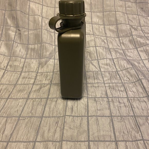 Olive Back packer canteen 1 Liter NEW - Picture 2 of 5